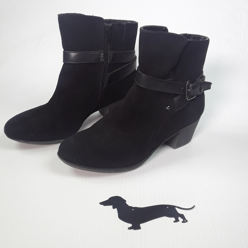 White Mountain black suede booties. Sz 7M.